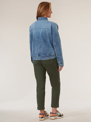 
            
                Load image into Gallery viewer, Light Blue Vintage Long Sleeve Flap Pocket High Low Hem Denim Jacket
            
        