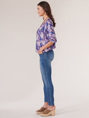 
            
                Load image into Gallery viewer, Deep Violet Multi Short Puff Sleeve Round Neck Diamond Print Woven Top
            
        